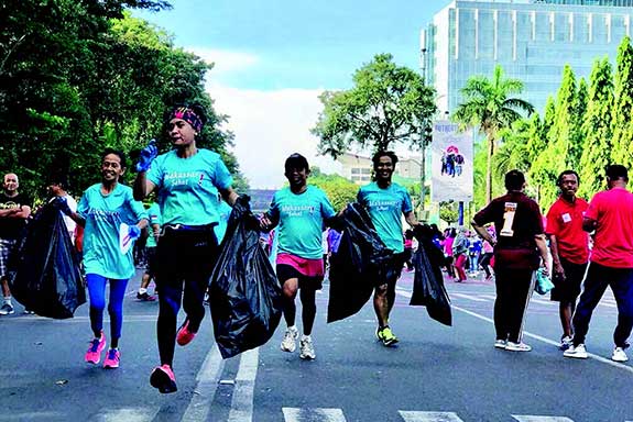 Plogging run, begitulah kegiatan yang dilakoni para pelari yang tergabung dalam tim Makassar Sehat.