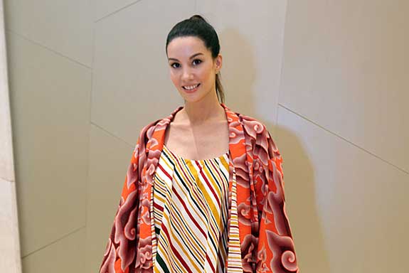 Model dan pemandu acara TV Nadya Hutagalung 