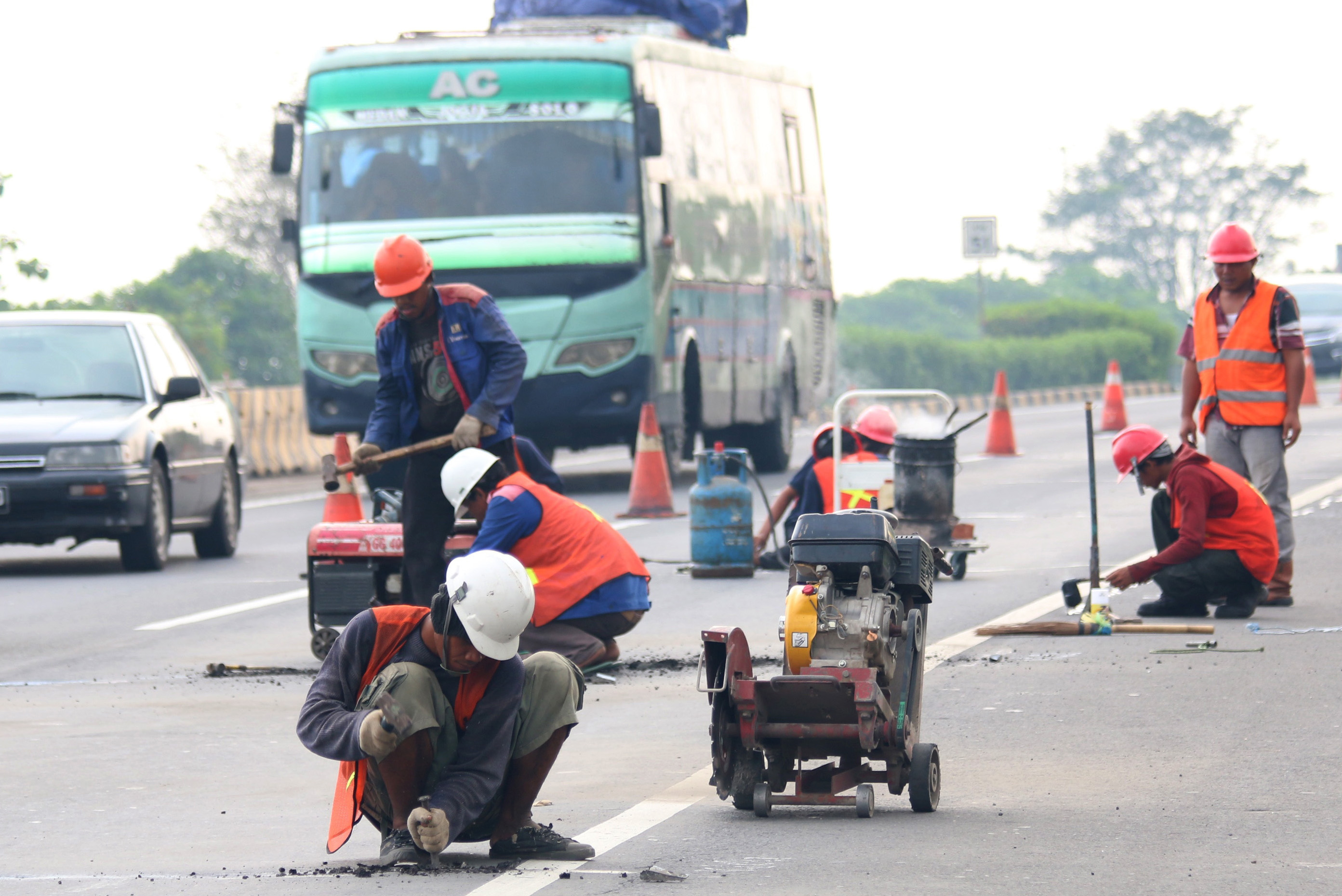  Petugas melakukan perbaikan di KM 51 Jalan Tol Tangerang Merak, Tangerang, Banten
