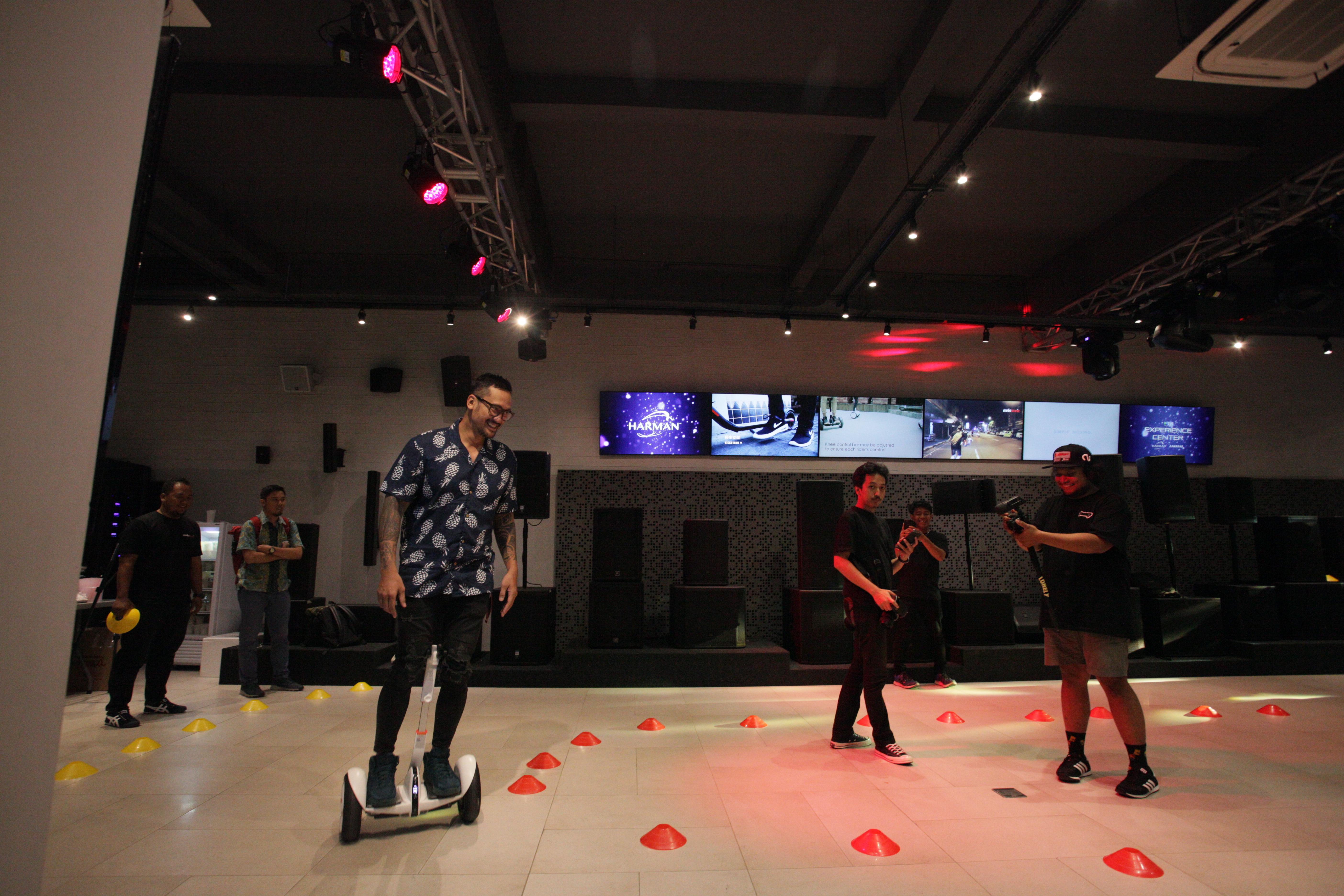 Artis, Tora Sudiro saat mencoba Segway Ninebot Mini Pro