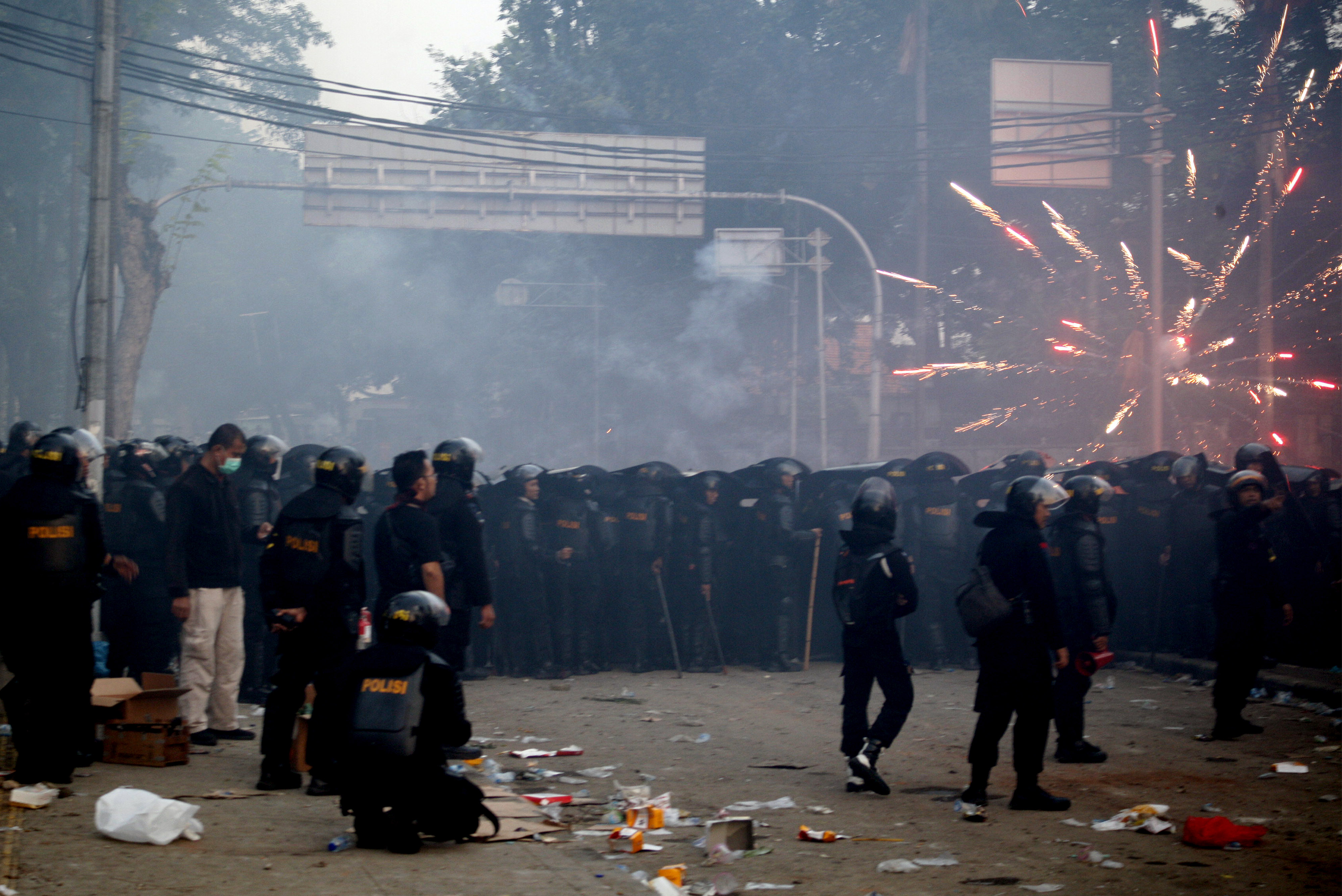  Polisi menghadang massa perusuh di sekitaran wilayah MH. Thamrin, Jakarta, Kamis (23/5). 