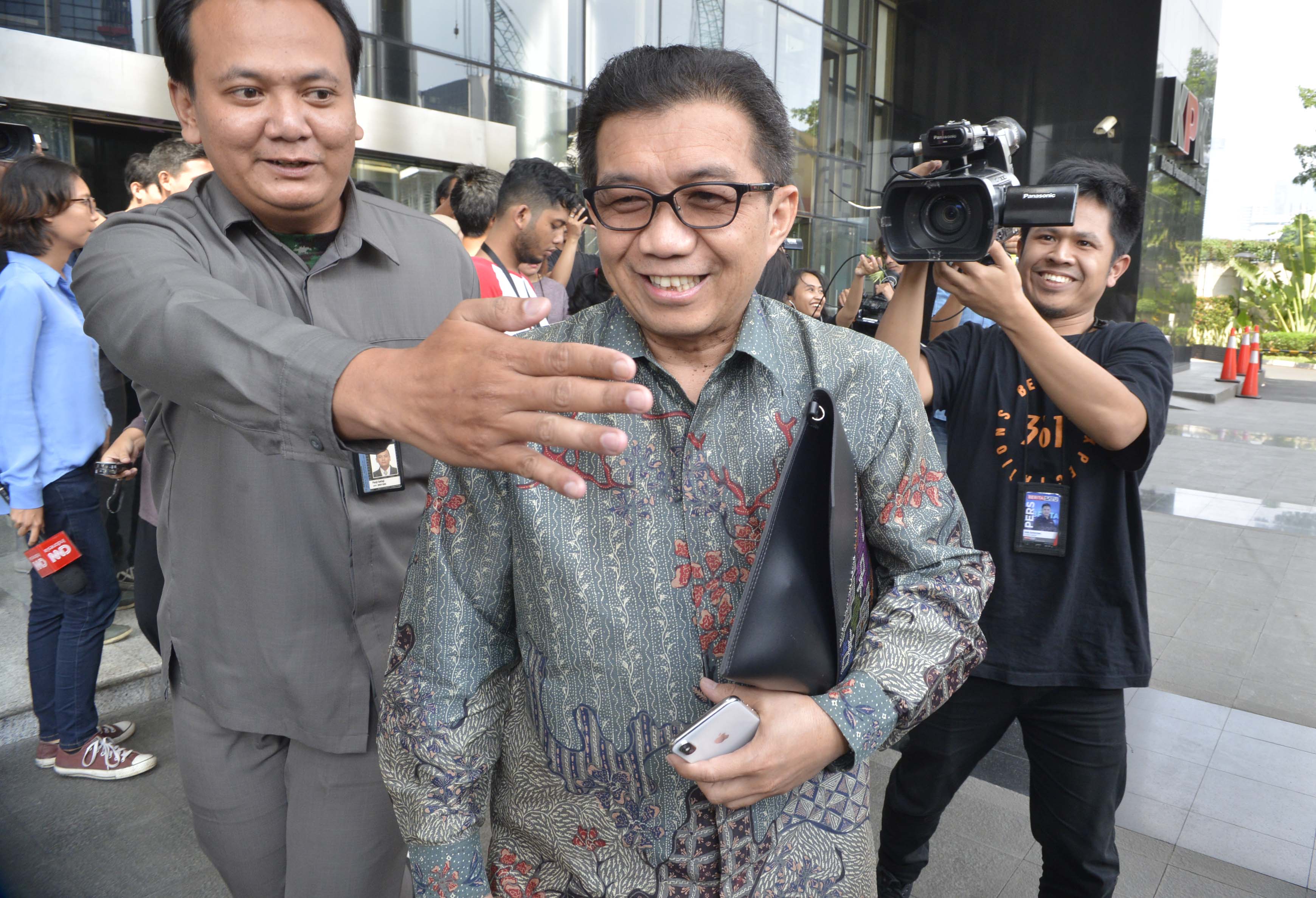 Mantan Deputi Gubernur Bank Indonesia Muliaman D Hadad setelah menjalani pemeriksaan di Gedung KPK, Jakarta, Senin (27/5). 