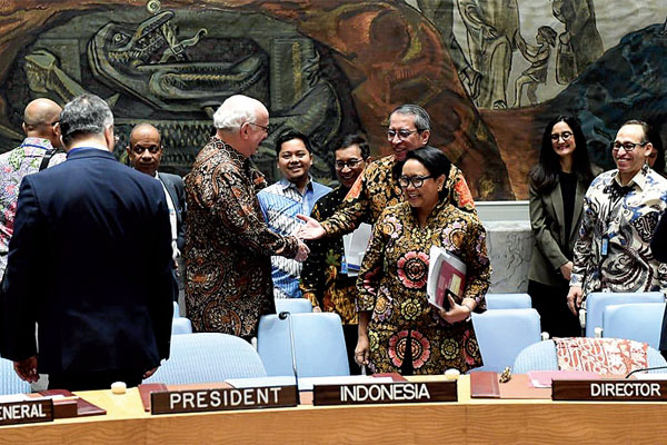 BERBAJU BATIK SAAT SIDANG DK PBB