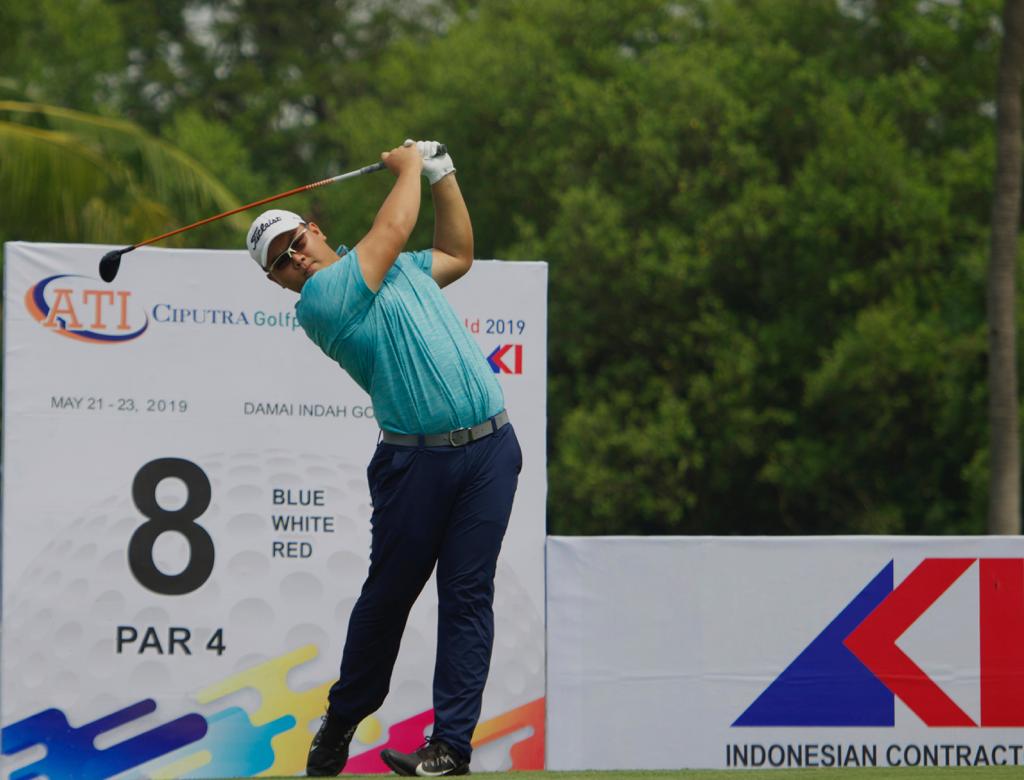 Kentaro Nanayama saat memukul bola ketika mengikuti ATI Ciputra Golfpreneur Junior World 2019.