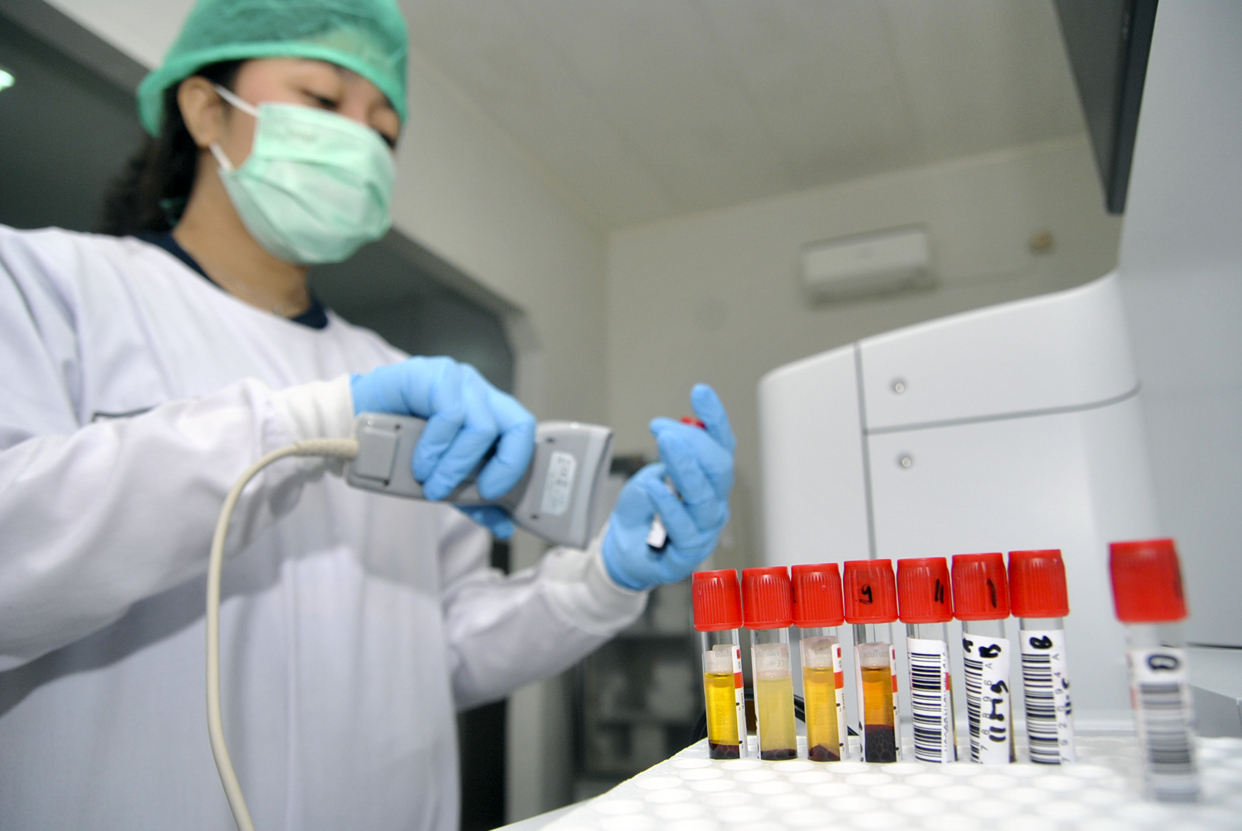  Teknisi transfusi darah menguji sampel berbagai golongan darah 