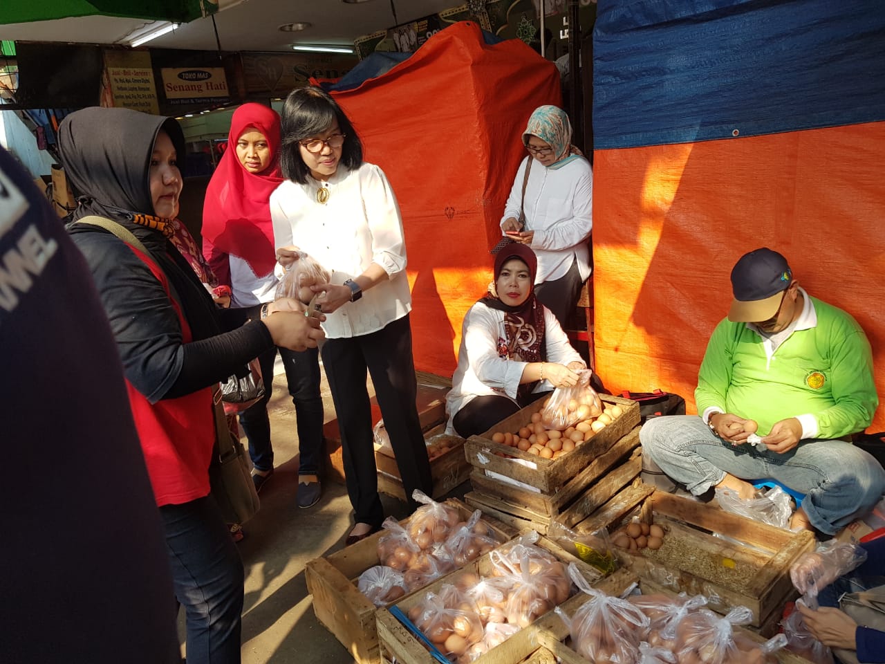 Direktur Pengolahan dan Pemasaran Hasil Peternakan Kementan Fini Murfiani sedang berinteraksi dengan pedagang telur di Pasar Palmerah