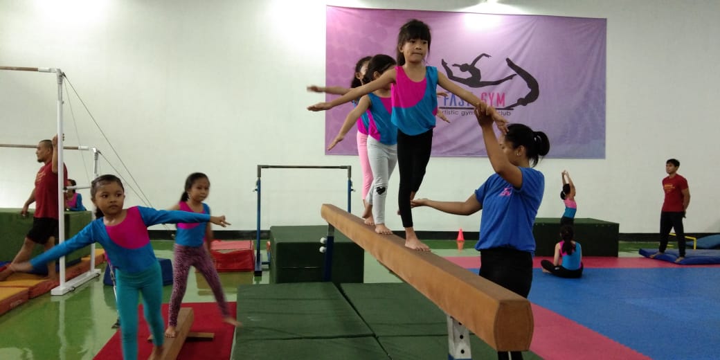 Anak-anak yang tergabung dalam Fast Gym Club berlatih untuk mengikuti kompetisi di Singapura. 