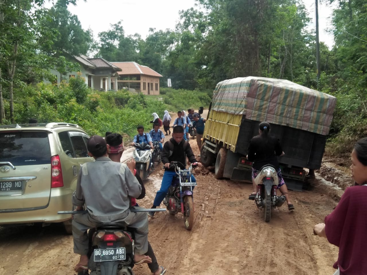 jalan rusak di Bayung Lencir 