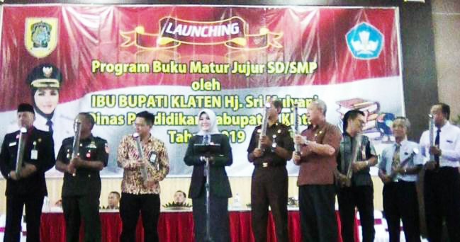 Bupati Klaten  Sri Mulyani saat meluncurkan program Buku Matur Jujur di Klaten, Jumat (3/5).