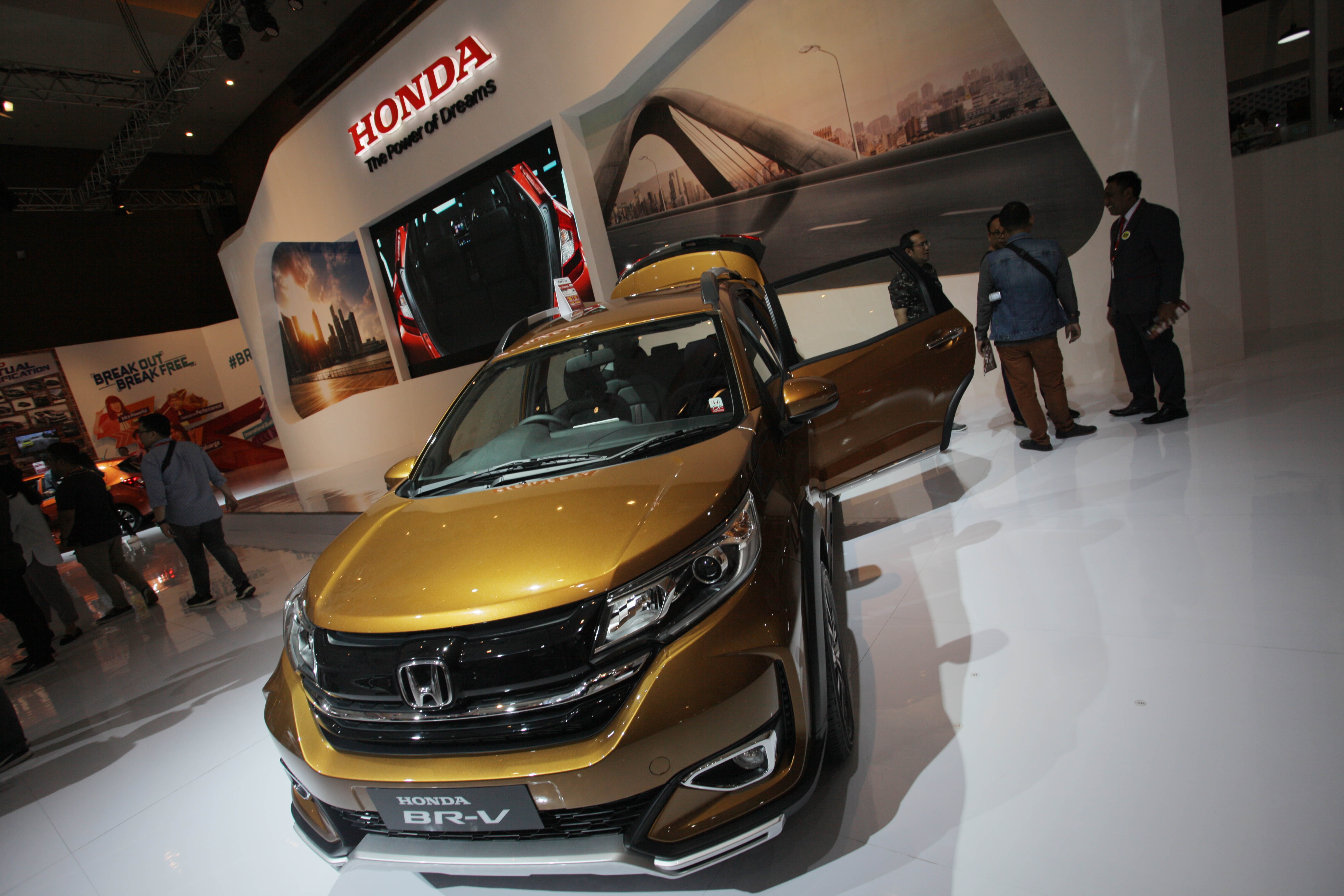  Pengunjung melihat mobil New BR-V yang dipamerkan di Indonesia International Motor Show (IIMS 2019) di JIExpo Kemayoran, Jakarta