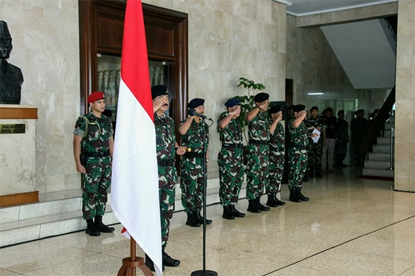 Panglima TNI Marsekal Hadi Tjahjanto memimpin upacara kenaikan pangkat 9 perwira tinggi TNI. Acara digelar di Mabes TNI, Jakarta