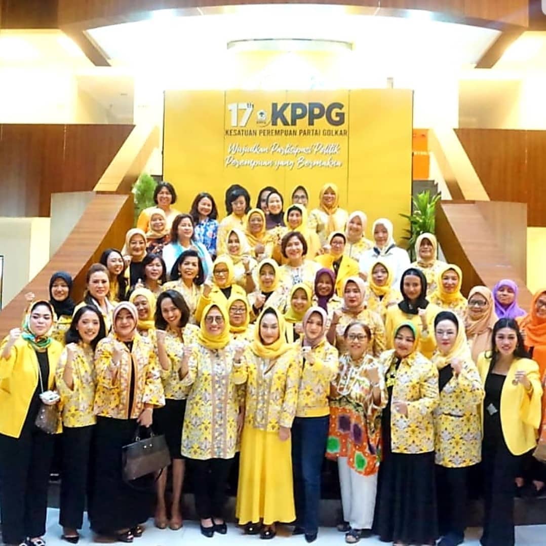 Ketua Umum DPP-KPPG, Hetifah Sjaifudian dan pengurus DPP KPPG saat merayakan ulang tahun ke-17