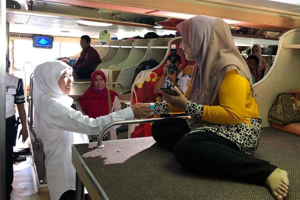 Gubernur Jatim Khofifah Indar Parawansa di sela melepas keberangkatan pemudik ke luar pulau.  