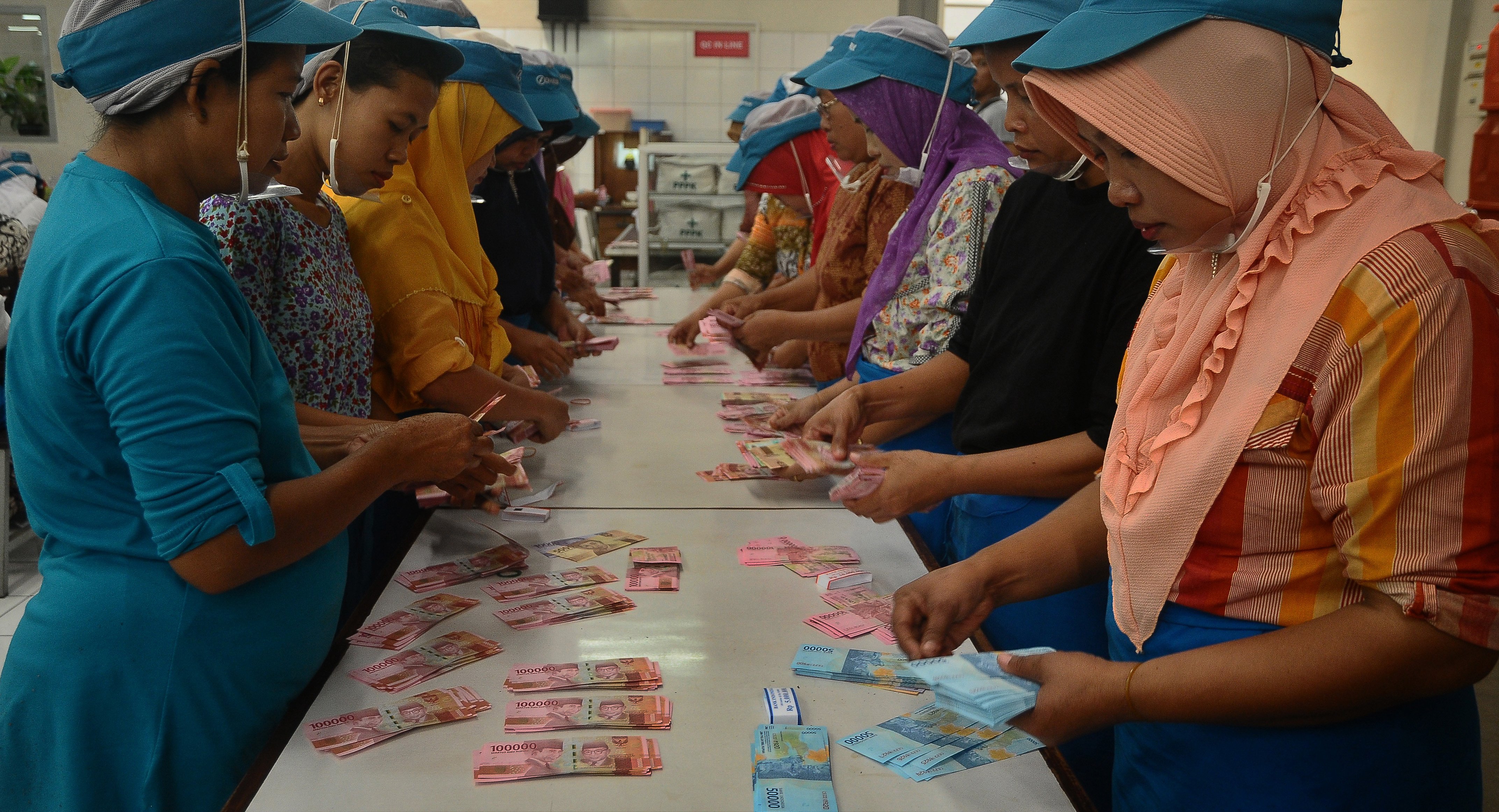 Pembagian THR lebaran di Pabrik rokok
