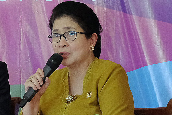 Menteri Kesehatan RI Nila F Moeloek