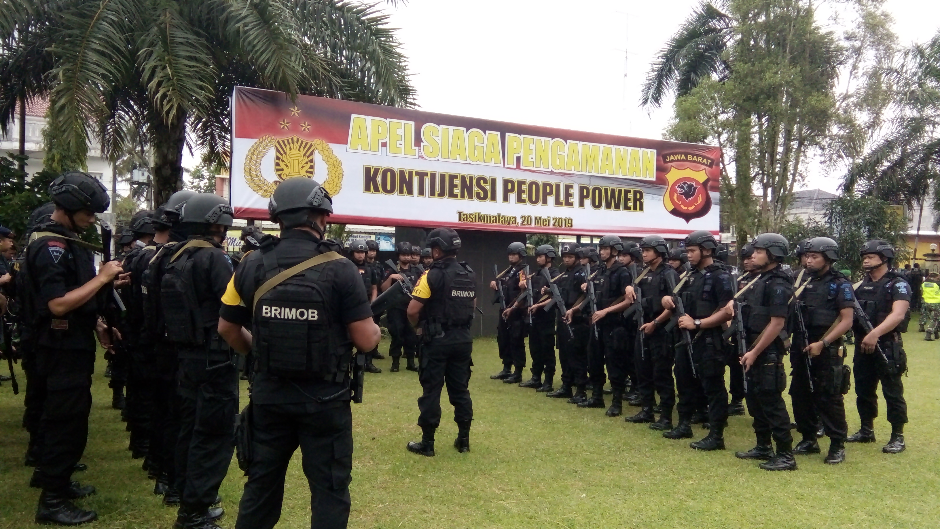 Petugas gabungan menggelar apel Kontijensi People Power di Tasikmalaya untuk mengantisipasi gerakan massa menuju gedung KPU RI pada 22 Mei. 