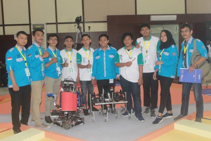 Tim Robotika Fakultas Teknik UHAMKA usai mengikuti kontes Robot Indonesia di Itenas Bandung.