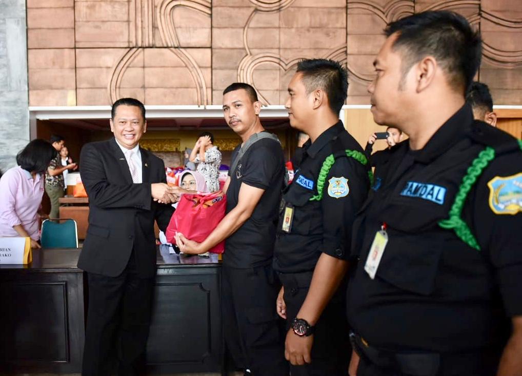 Bamsoet Serahkan Bantuan Ribuan Paket Sembako di DPR