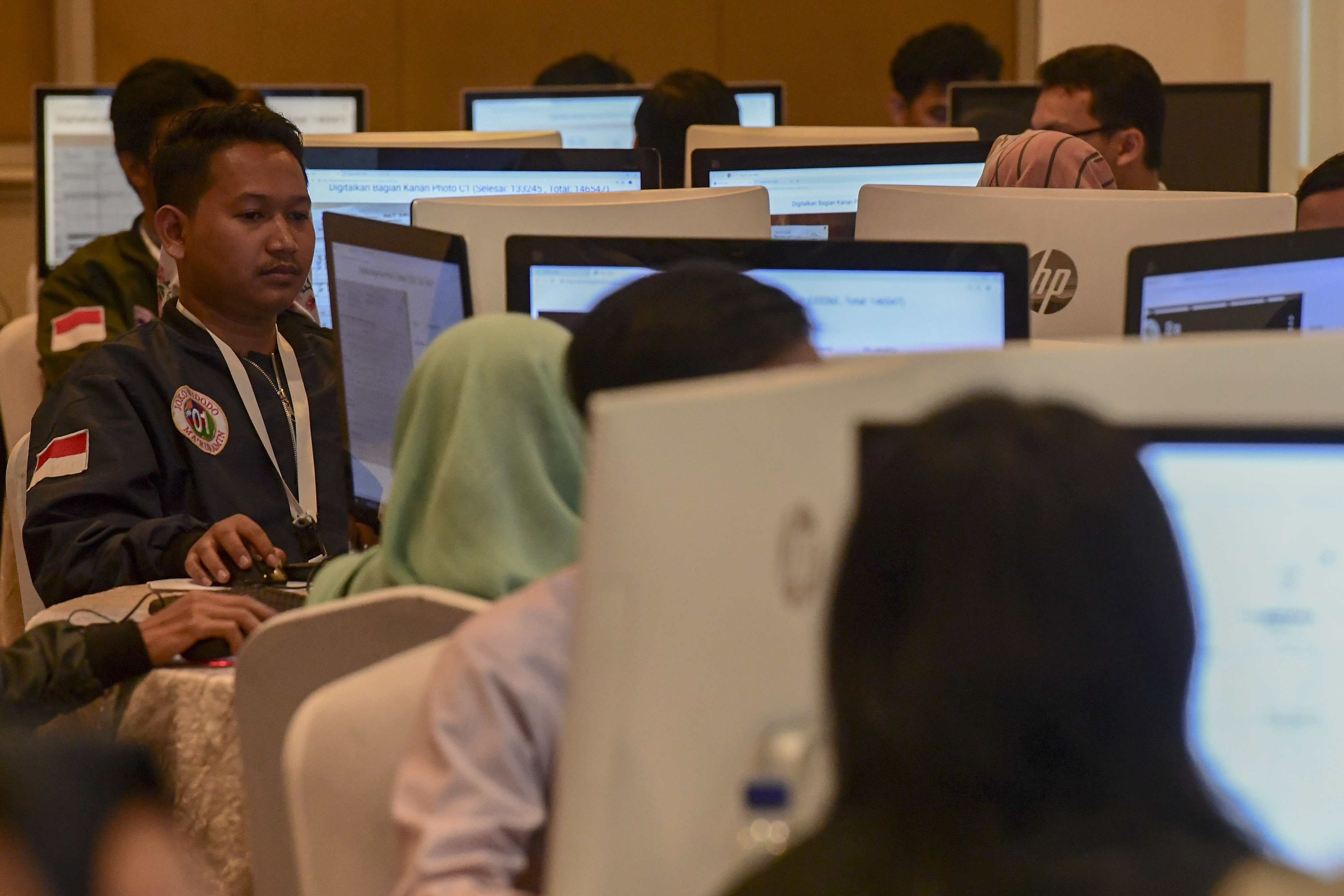 Suasana penghitungan real count di War Room TKN Jokowi-Amin