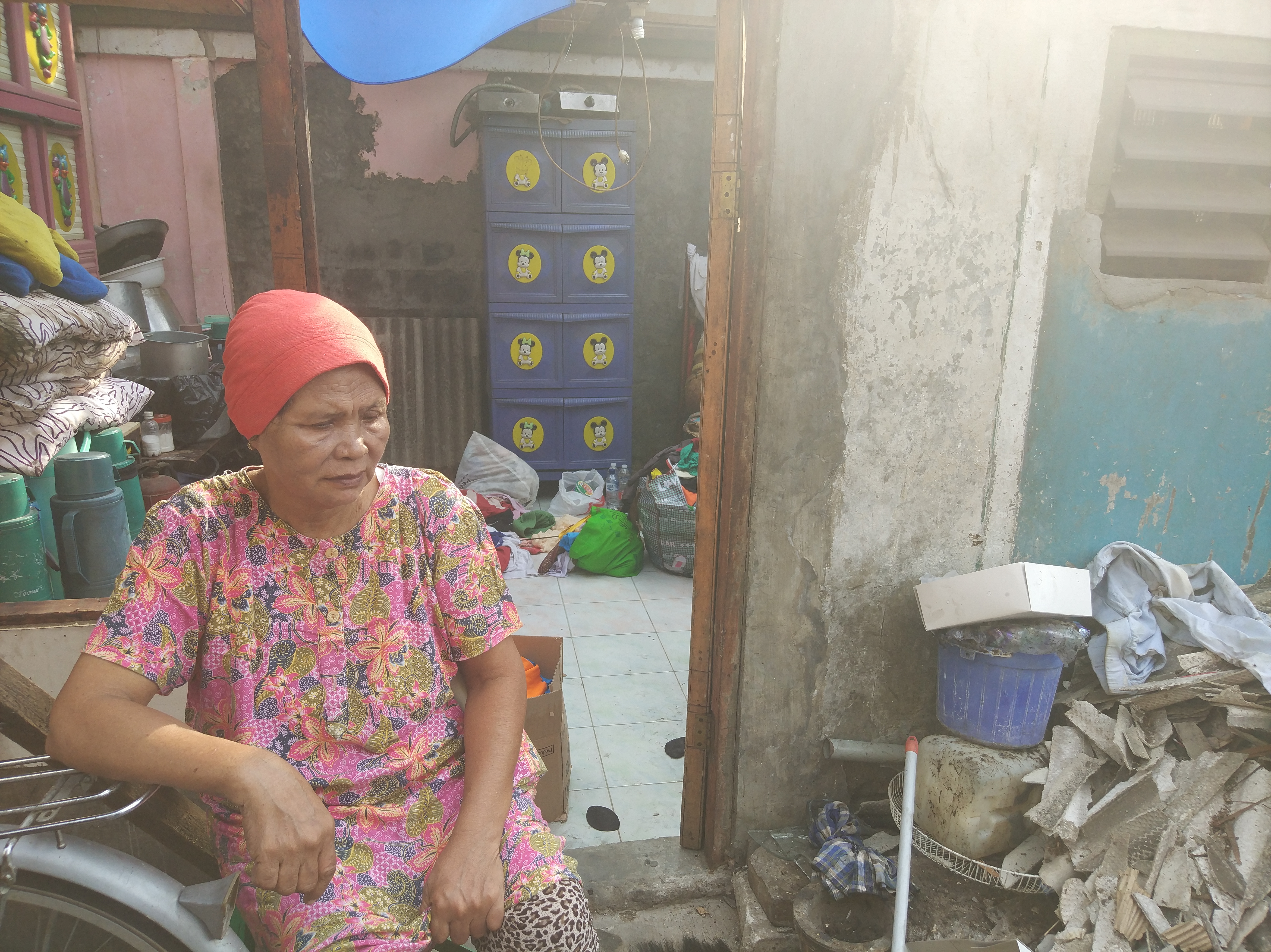 Tri, 80, kehilangan enam tabung gas dan sebuah televisi saat kebakaran terjadi yang diduga dijarah oleh oknum pencuri.