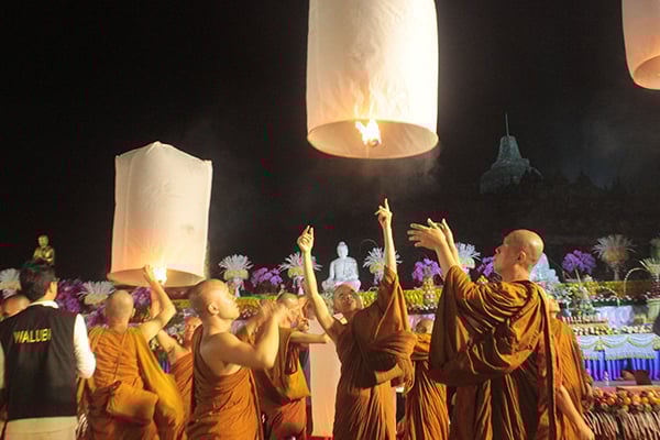 Ratusan Bhiksu menerbangkan lampion dalam Perayaan Hari Raya Trisuci Waisak 2563 BE/2019 di Candi Borobudur