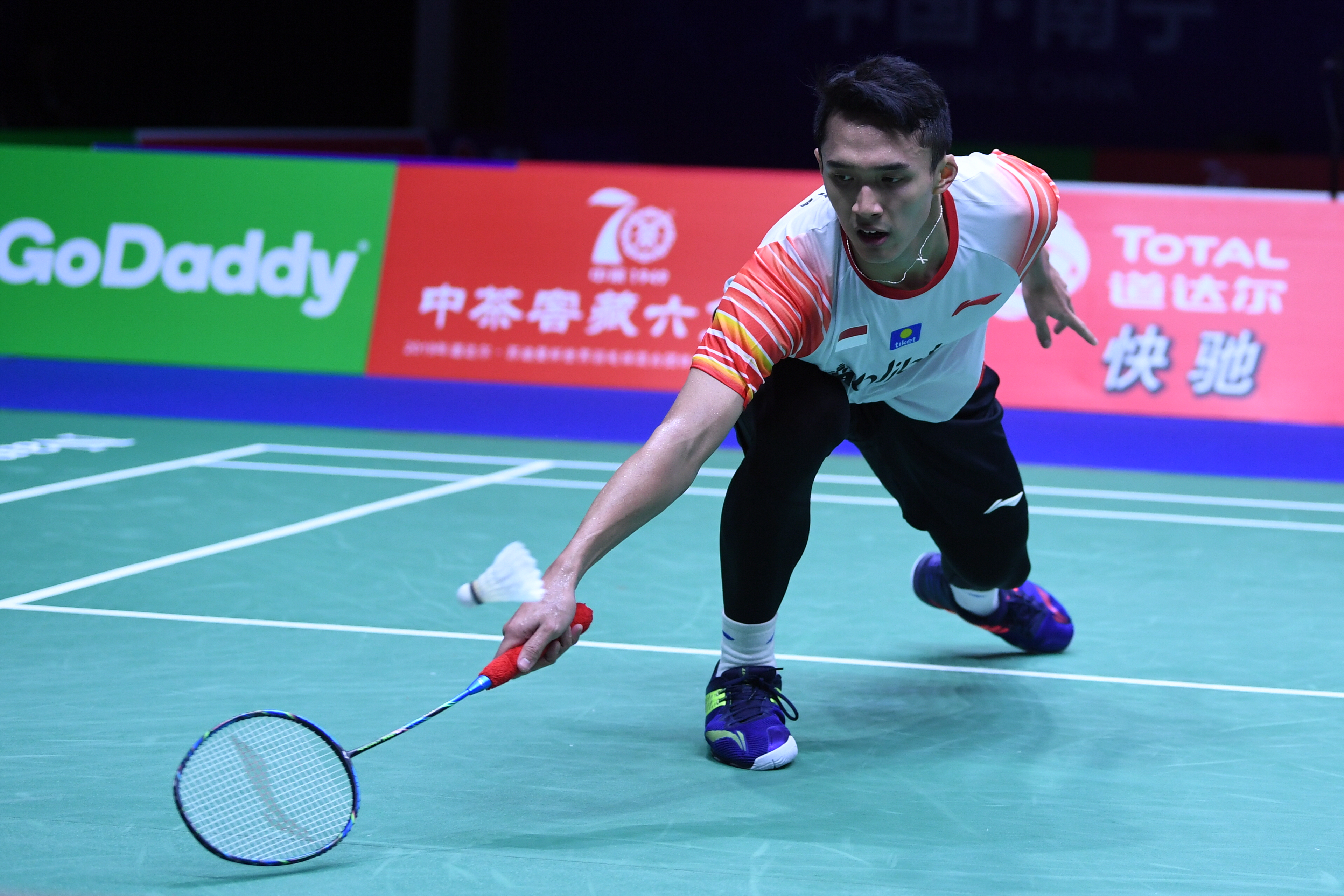 Pebulu tangkis tunggal putra Indonesia Jonatan Christie mengembalikan kok ke arah pebulu tangkis Taiwan Chou Tien Chen 