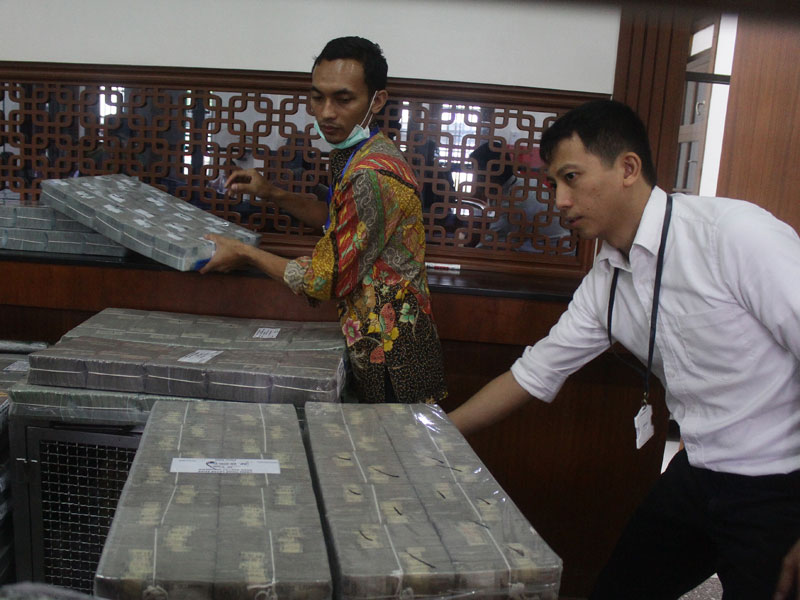 Petugas membawa uang kartal berbagai pecahan