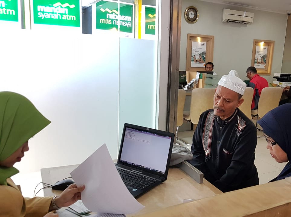 Petugas Bank Mandiri Syariah melayani pembayaran lunas BPIH 2019 di kantor pelayanan Bank Mandiri Syariah.