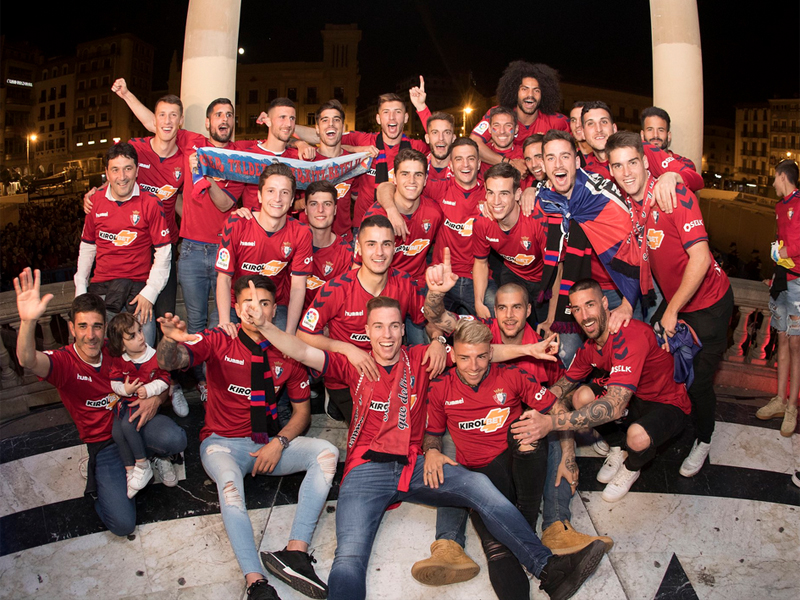 Para pemain Osasuna merayakan keberhasilan mereka meraih promosi ke La Liga