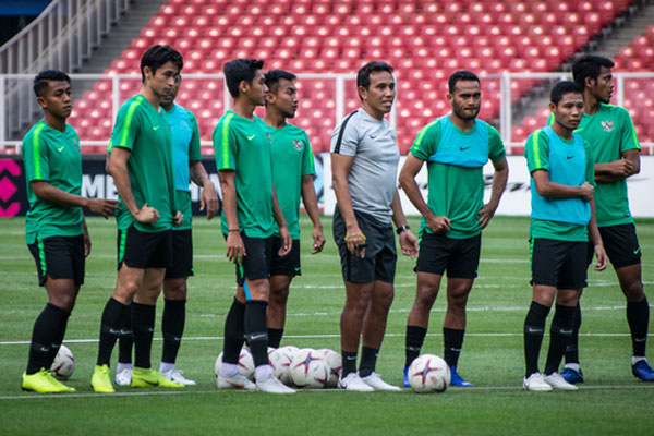 Pelatih Timnas Indonesia Bima Sakti (tengah) bersama sejumlah pemain dalam sesi latihan di Stadion Utama Gelora Bung Karno, Jakarta, 