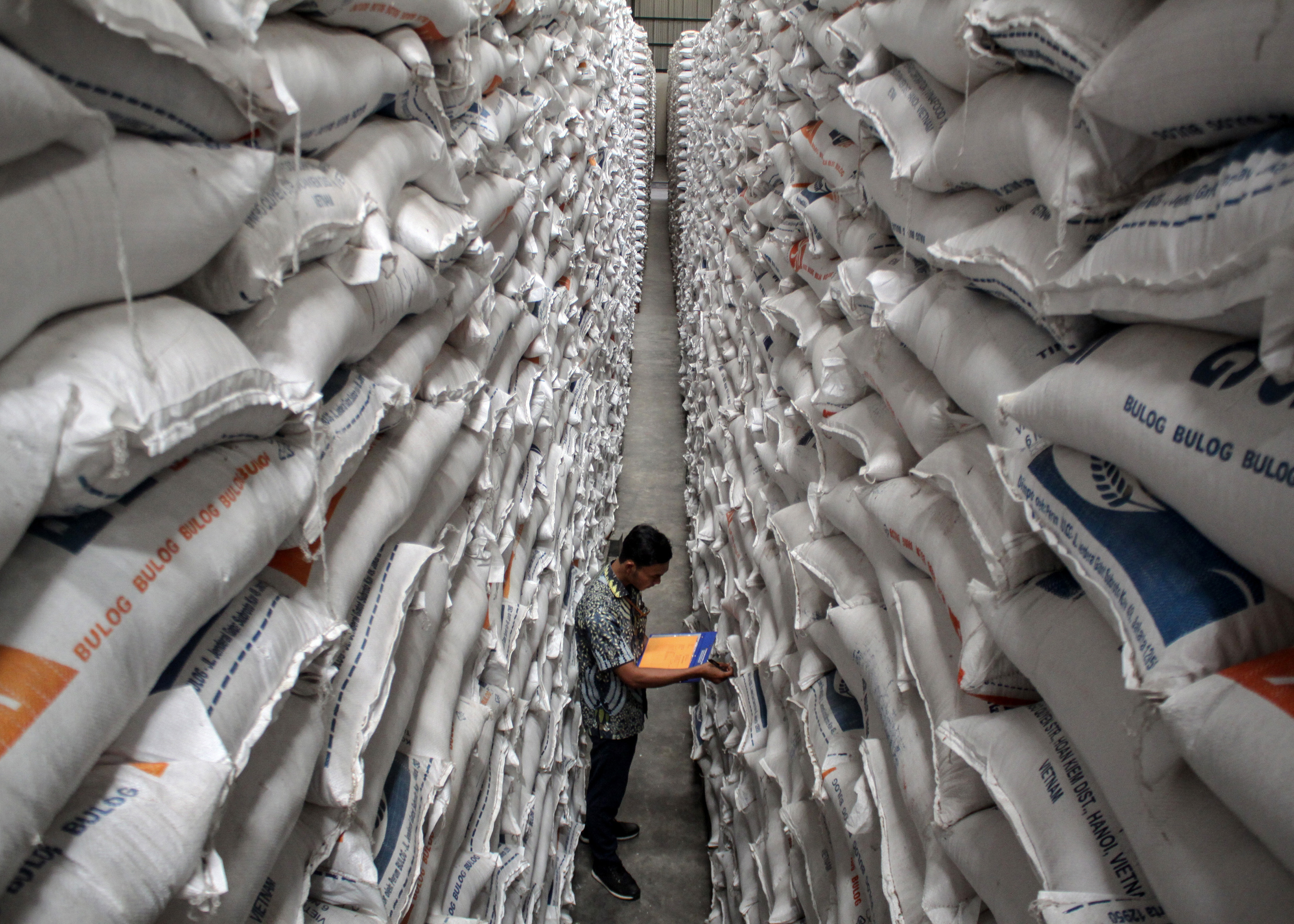 Pekerja mendata beras hasil serapan di Gudang Bulog Divre Jatim, Buduran, Sidoarjo, Jawa Timur.