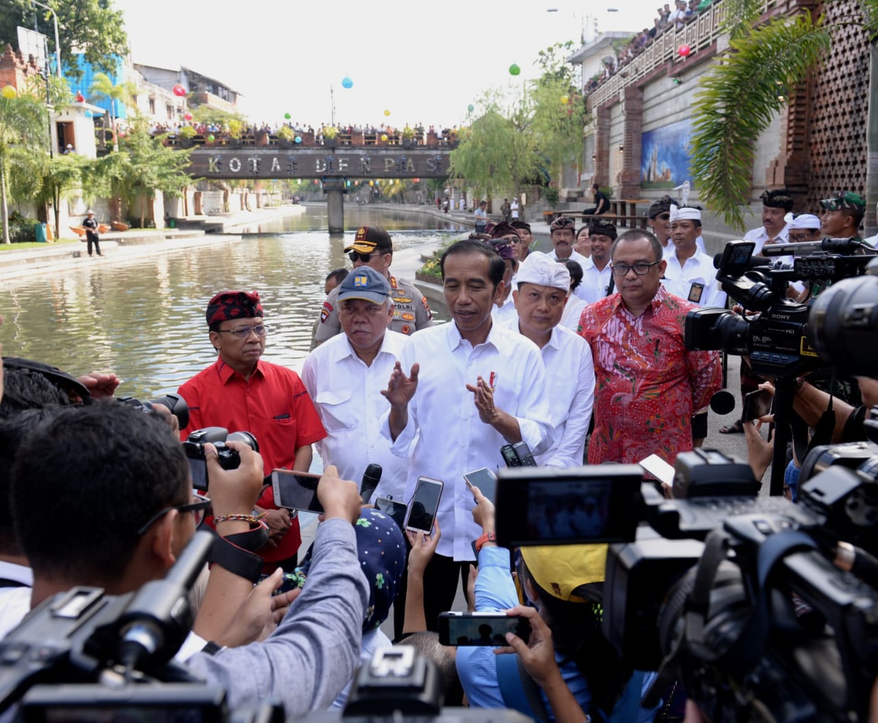 Presiden RTI joko Widodo memberikan keterangan pers di Pasar Badung, Bali, Sabtu (18/5)