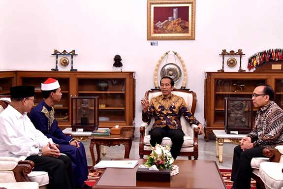 Presiden Joko Widodo bertemu dengan pemenang Musabaqah Tilawatil Quran (MTQ) Internasional ke-7 di Istanbul, Turki, Syamsuri Firdaus.