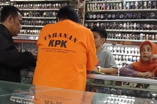 Tahanan KPK yang sempat-sempatnya berbelanja jam tangan di Bandung.