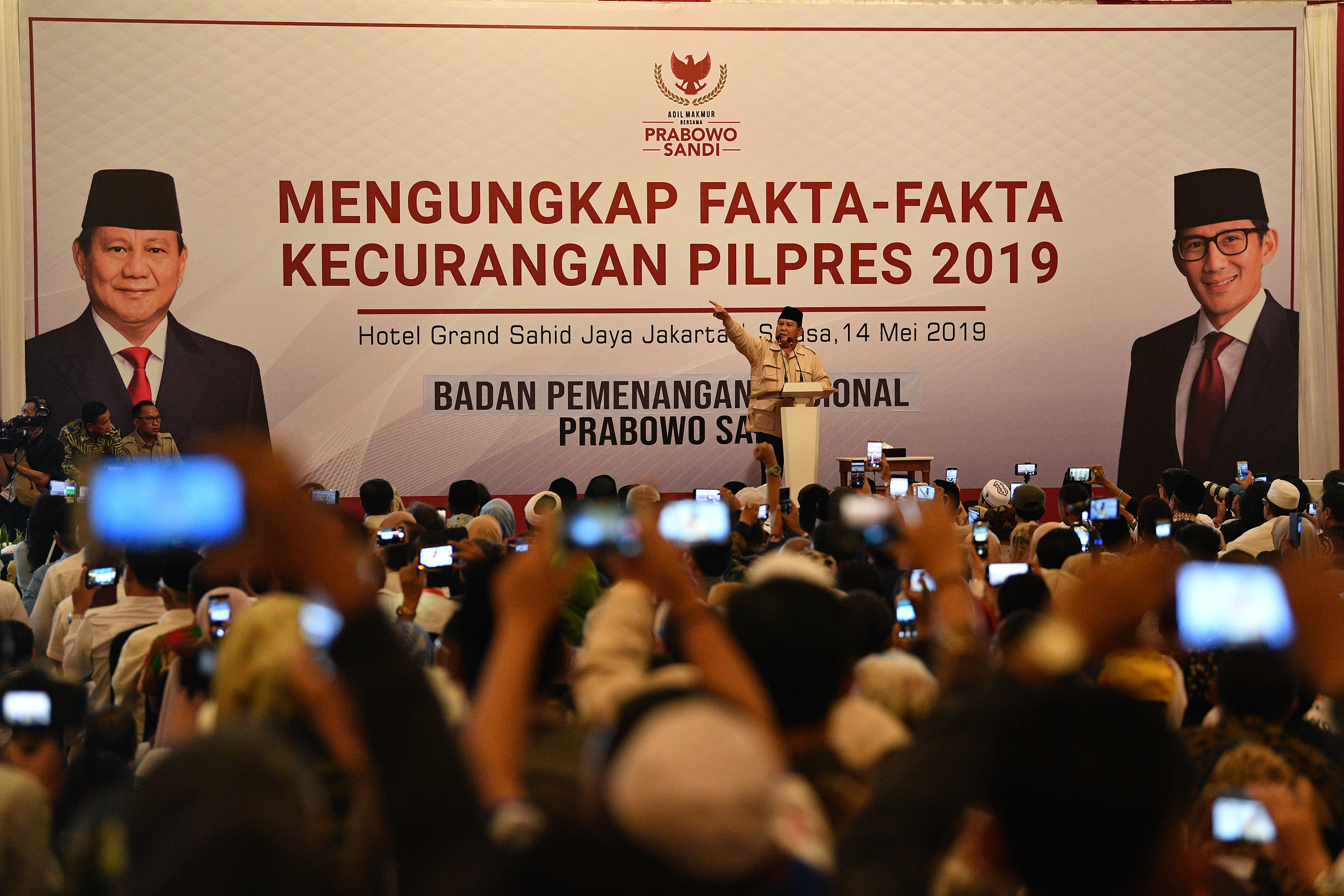 Prabowo Subianto berpidato saat pihaknya mengungkap kecurangan Pilpres 2019 di Jakarta, Selasa (14/5)
