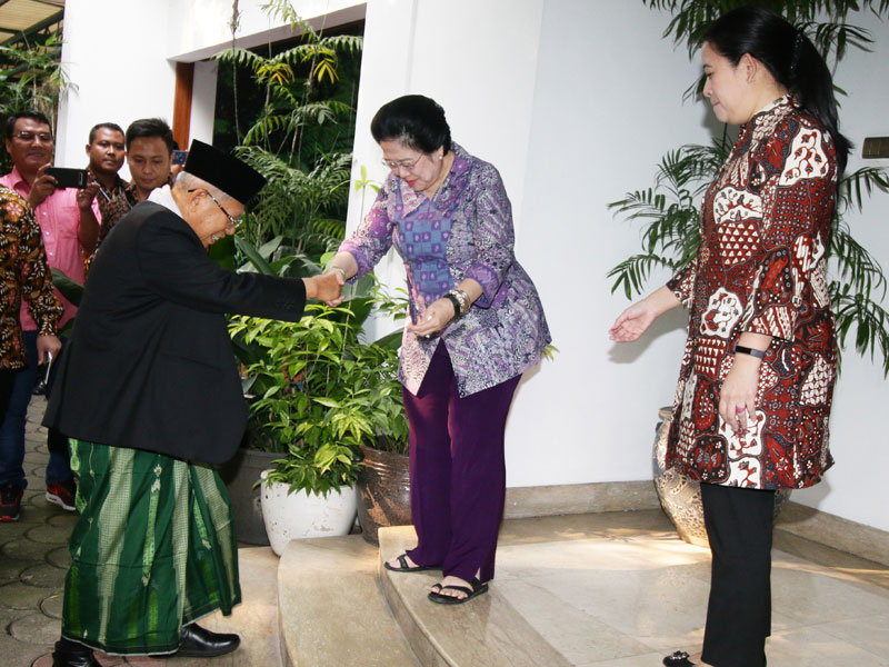 Calon wakil presiden Ma’ruf Amin (kiri) disambut Presiden ke-5 RI Megawati Soekarnoputri (tengah) dan Puan Maharani (kanan) di kediamannya 