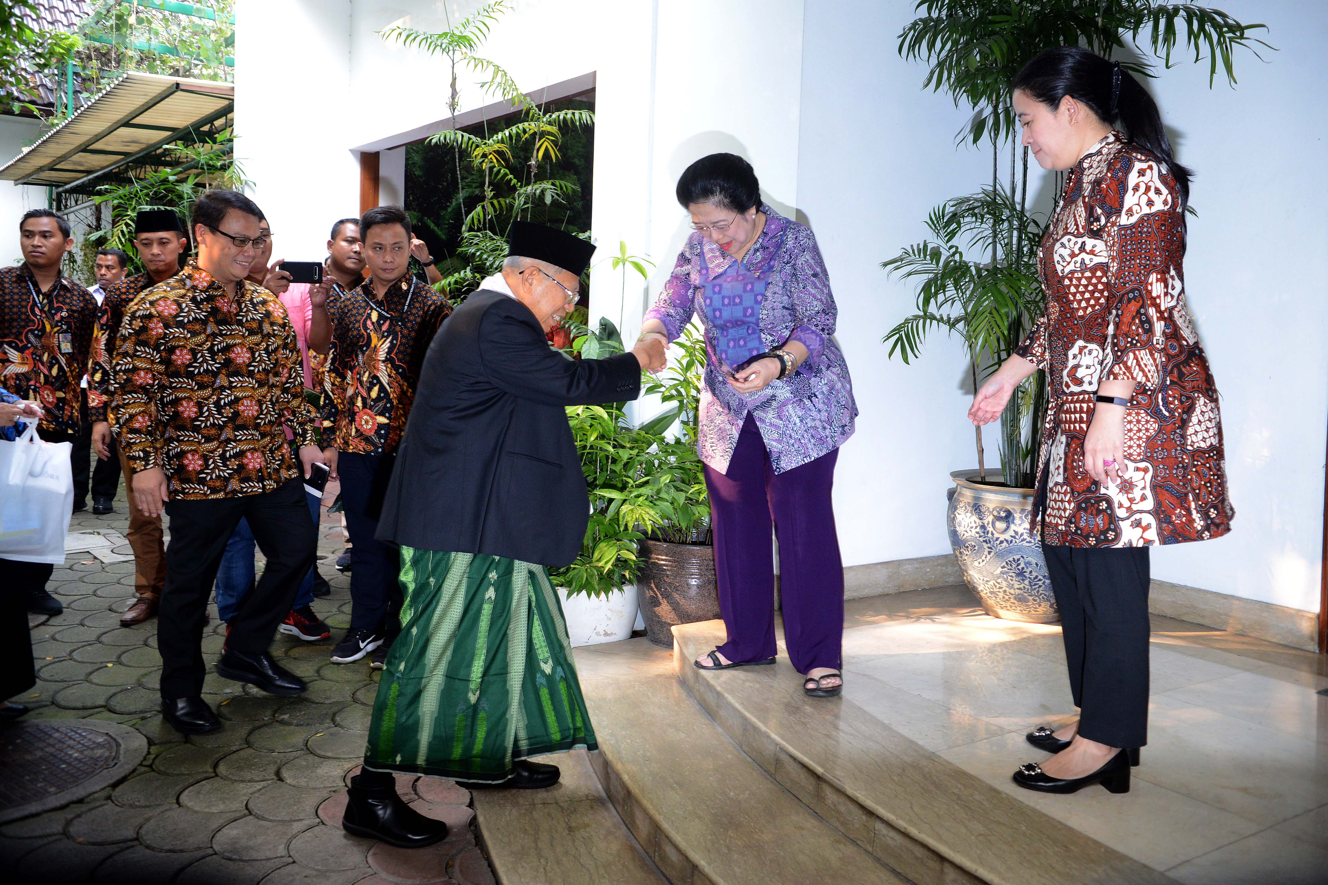 Cawapres Maruf Amin (kiri) disambut Ketum PDIP Megawati Soekarnoputri (tengah) dan Puan Maharani (kanan).