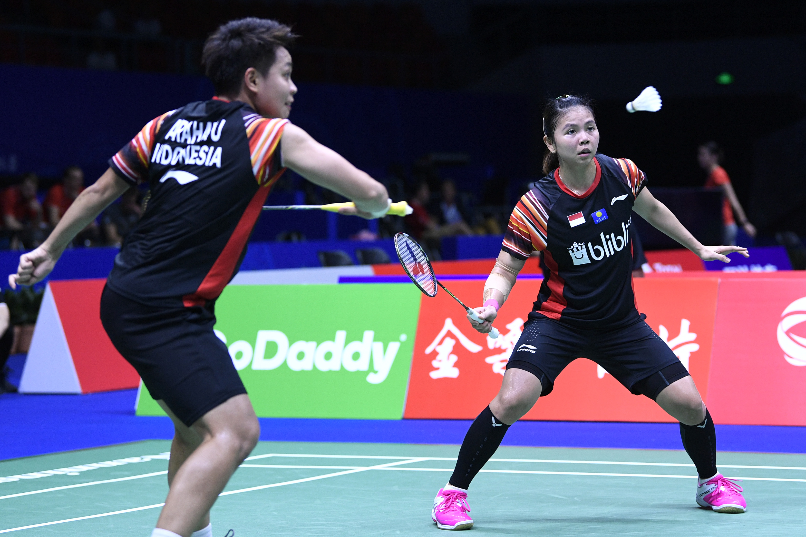 Pebulu tangkis ganda putri Indonesia Greysia Polii (kanan) dan Apriyani Rahayu menjadi penentu posisi Indonesia di grup.