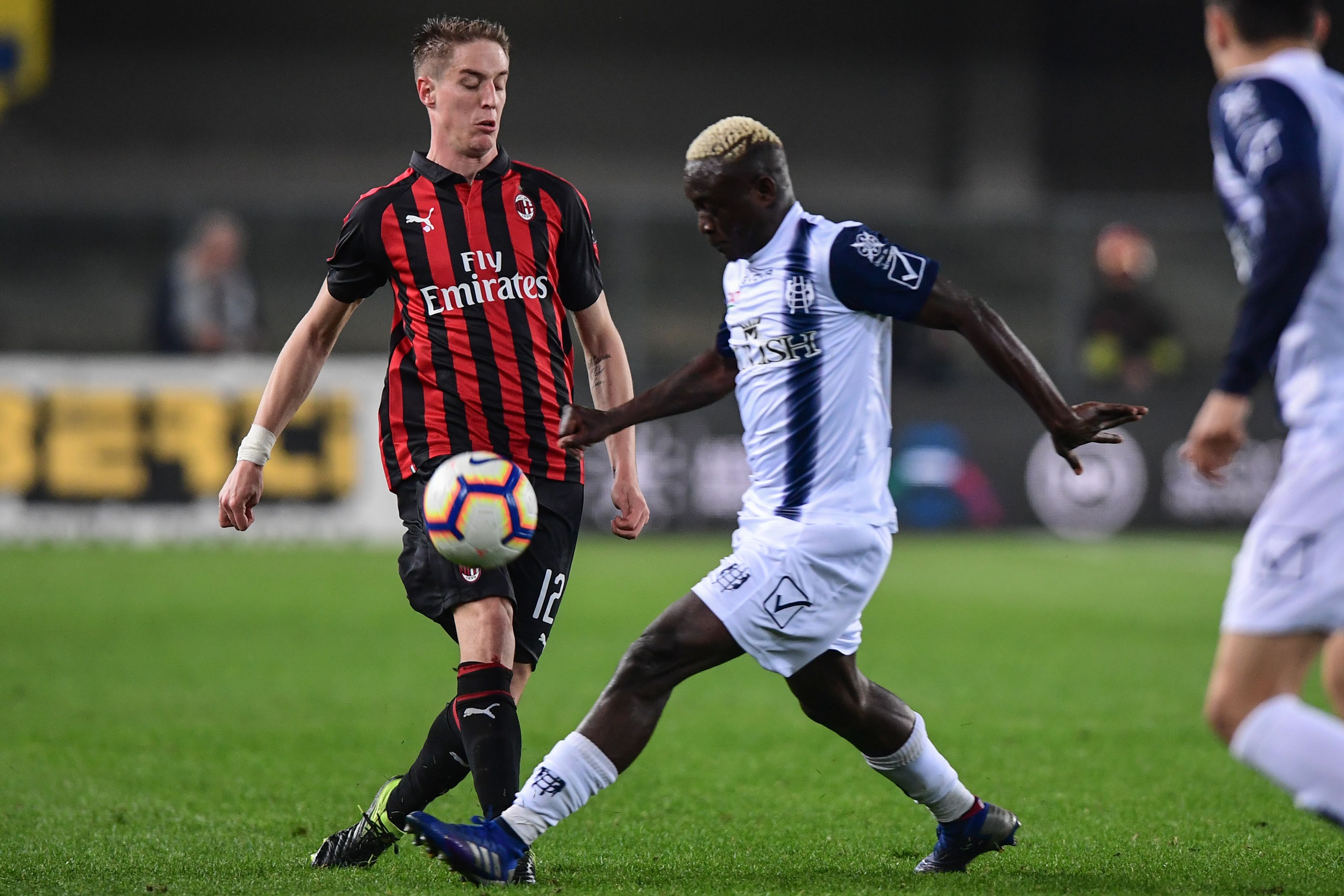 Pemain belakang AC Milan Andrea Conti (kiri)