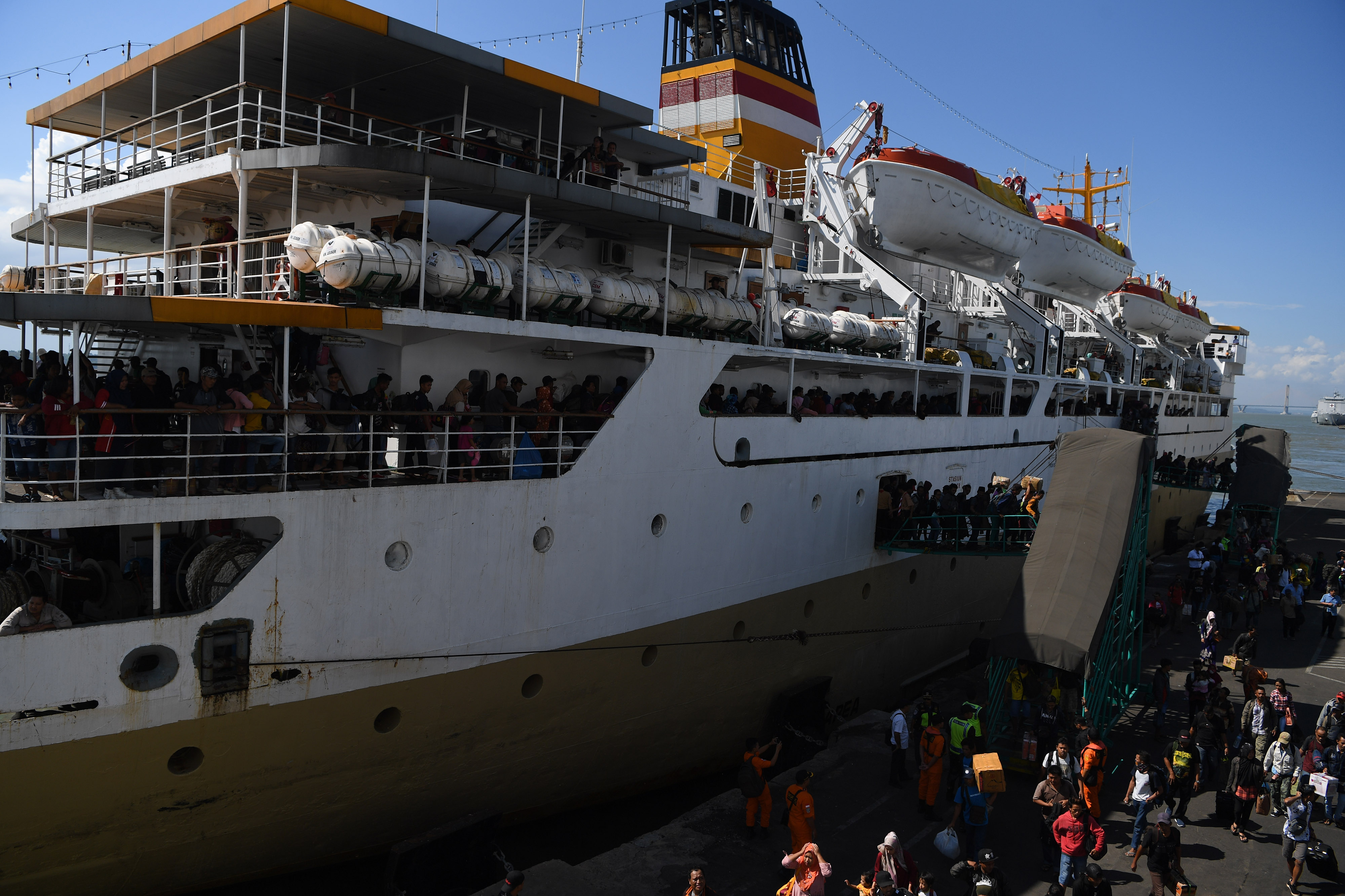 Sejumlah penumpang Kapal Pelni Leuser asal Sampit, Kalimantan Tengah, menuruni tangga saat kapal yang mereka tumpangi bersandar di Dermaga 