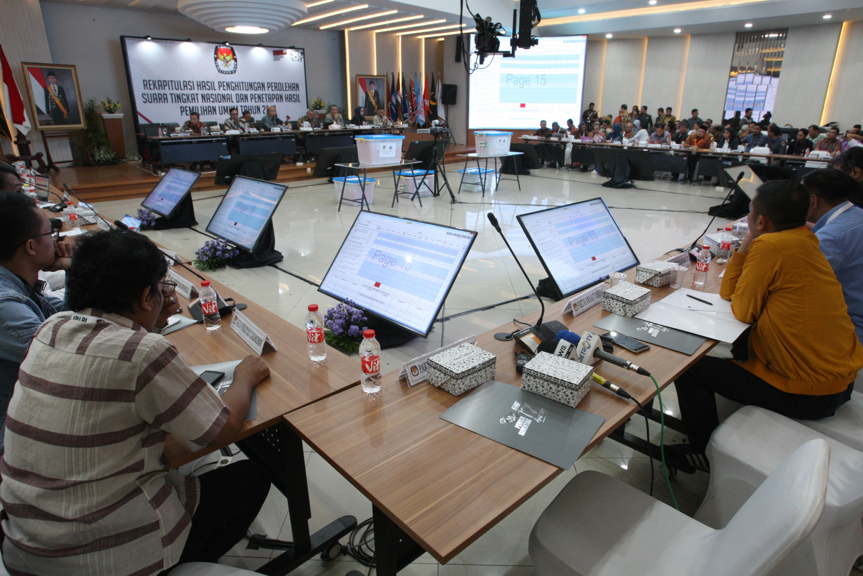 Rekapitulasi hasil Pemilu 2019 tingkat nasional di Kantor KPU di Jakarta, Sabtu (4/5).