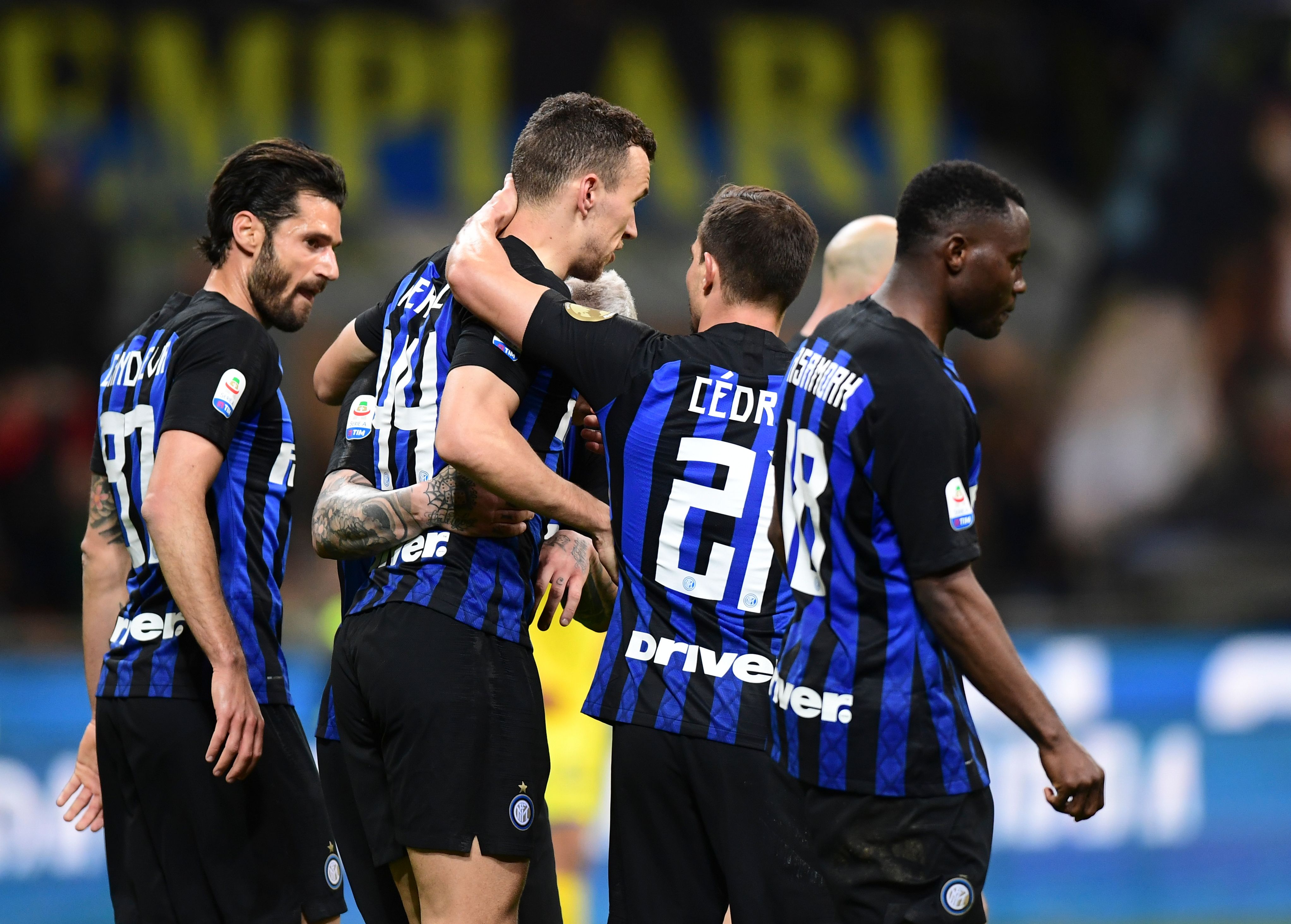 Pemain tengah Inter asal Kroasia Ivan Perisic (tengah)   setelah mencetak gol kedua selama pertandingan sepak bola Serie A Italia