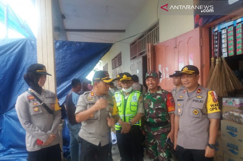 Kapolres Kendari, AKBP Jemi Junaedi (kedua dari kiri) bersama jajaran TNI dan perwira Polres lainnya