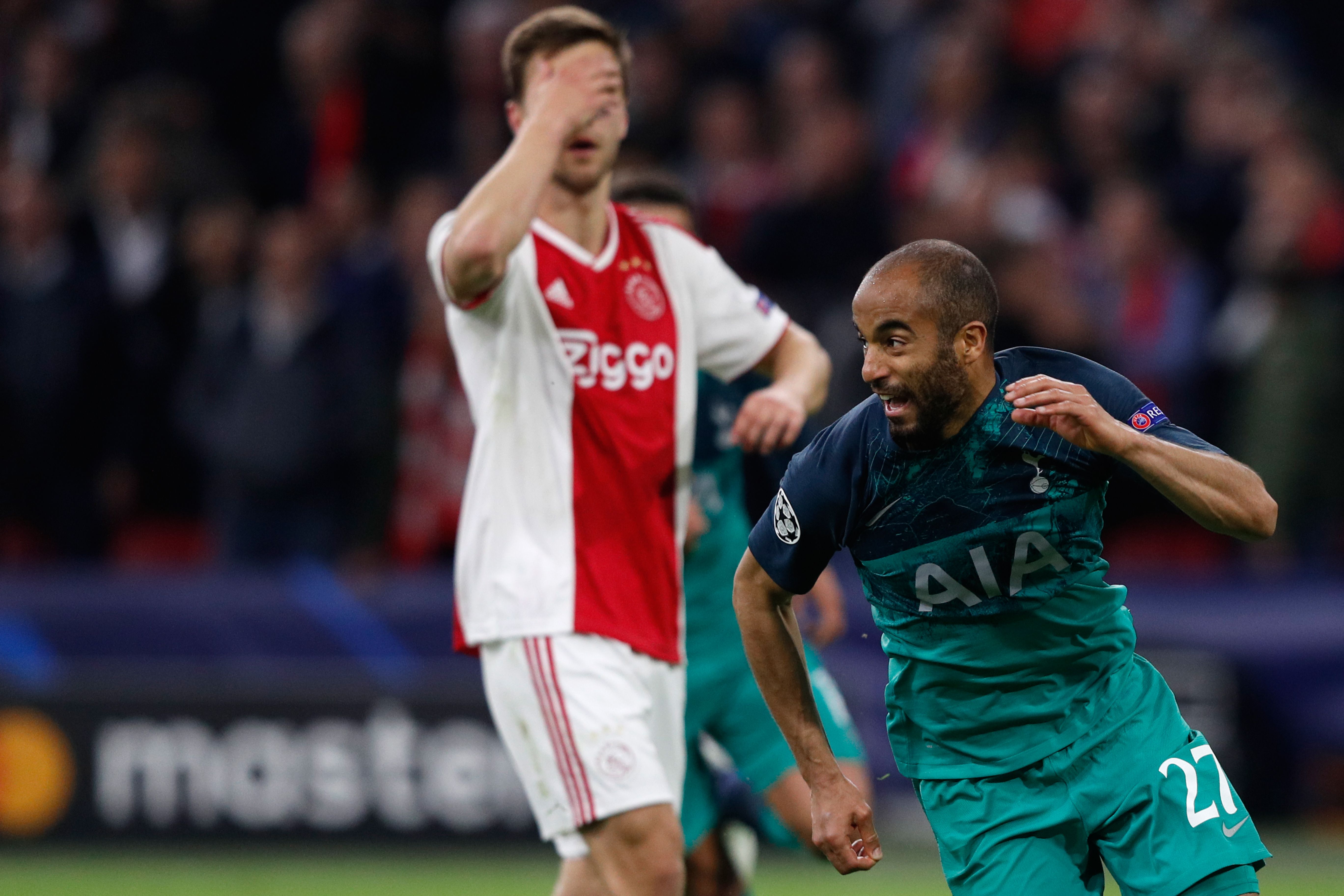 Penyerang Spurs Lucas Moura merayakan golnya ke gawang Ajax.