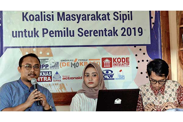 Direktur Konstitusi dan Demokrasi Inisiatif Veri Junaidi (kiri) menyampaikan sejumlah analisis permohonan sengketa pileg dan pilpres MK 