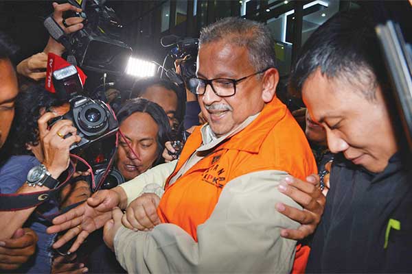 Direktur Utama nonaktif PT PLN Sofyan Basir ditahan Komisi Pemberantasan Korupsi (KPK) setelah menjalani pemeriksaan selama 4 jam di Gedung 