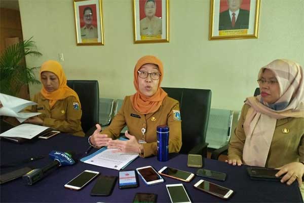 Kepala Dinas Kesehatan DKI Widyastuti (tengah)