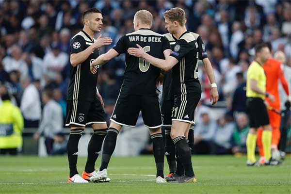 Pemain Ajax merayakan gol kemenangan 