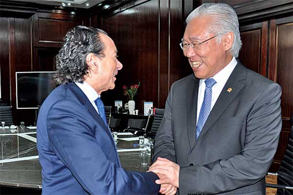 Menteri Perdagangan Enggartiasto Lukita (kanan) berjabat tangan dengan Menteri Produksi dan Tenaga Kerja Republik Argentina Dante Enrique Si