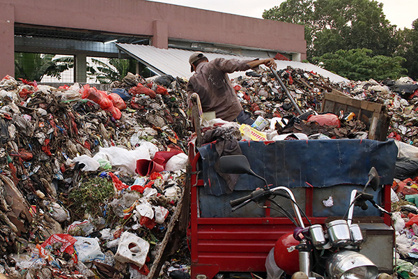 Timbunan sampah di pasar Cisalak